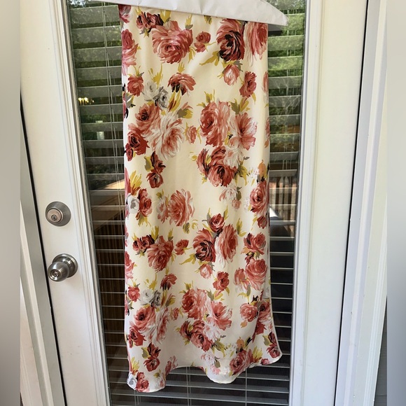 LIKE NEW ROSE MIDI SKIRT - VICI COLLECTION - Picture 3 of 4